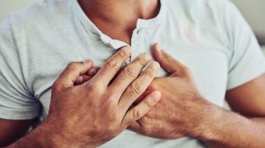 One of the symptoms of thoracic osteochondrosis is pain in the chest area.