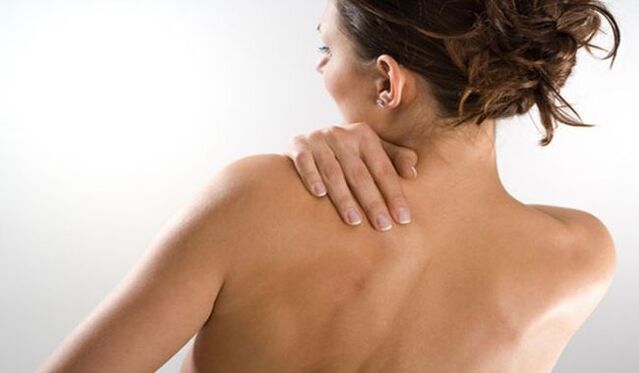 A woman is worried about pain under the left shoulder blade from behind