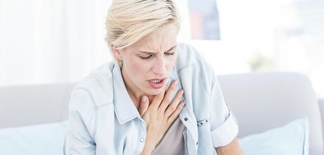 In case of pleurisy, cardiac pathologies and intercostal neuralgia, pain under the left shoulder blade may be accompanied by severe shortness of breath.